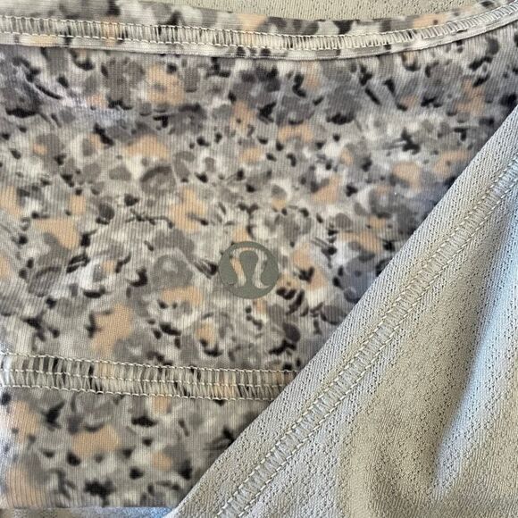 Lululemon No Limits Tank Silver Spoon Petite Fleur - Size: 4 - Picture 6 of 6